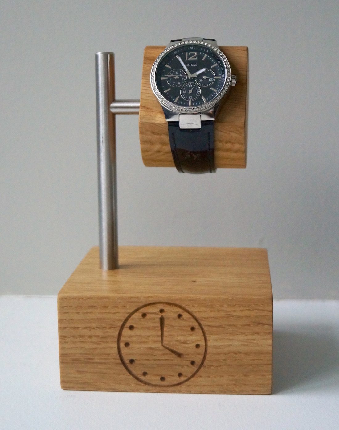 personalised-wooden-watch-stand-makemesomethingspecial.com