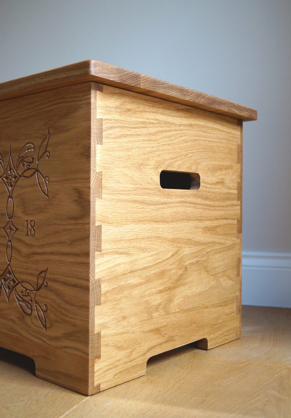 personalised-oak-storage-trunk-makemesomethingspecial.com